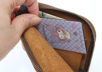 ダイソーで買ったら良すぎた！「スリムで軽いから忍ばせやすい♡」サッと使えるお守り的アイテム