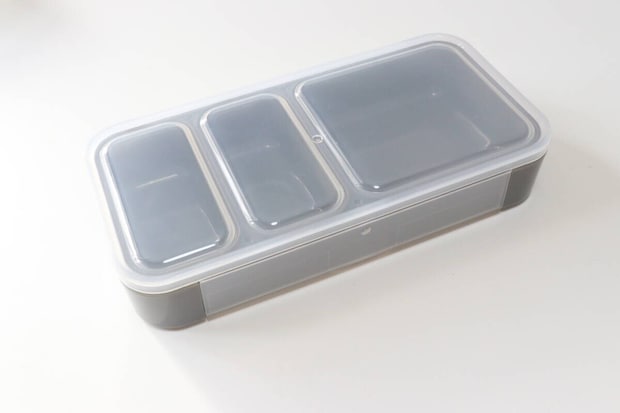 ダイソーのスリムな抗菌薄型お弁当箱
