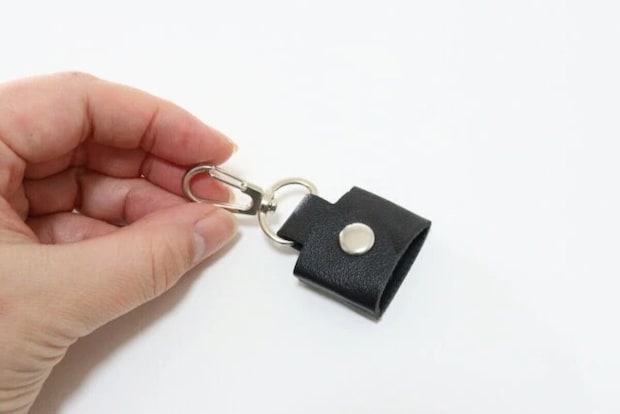 ダイソー　ケーブルクリップ（フェイクレーザー、カラビナタイプ）