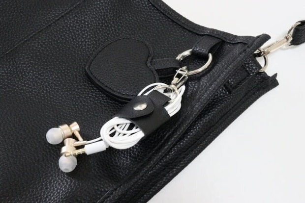 ダイソー　ケーブルクリップ（フェイクレーザー、カラビナタイプ）　使用例　イヤフォン