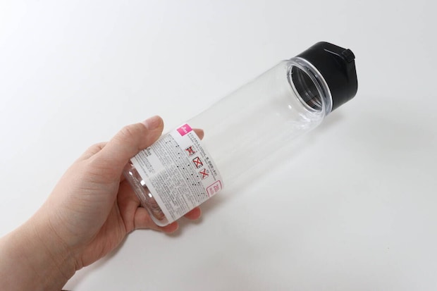 ドリンクボトル（黒、収納取っ手付）550mL　サイズ感