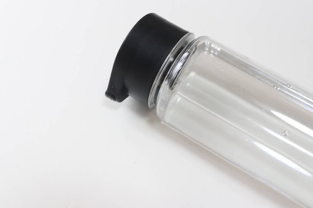 ドリンクボトル（黒、収納取っ手付）550mL　横向き