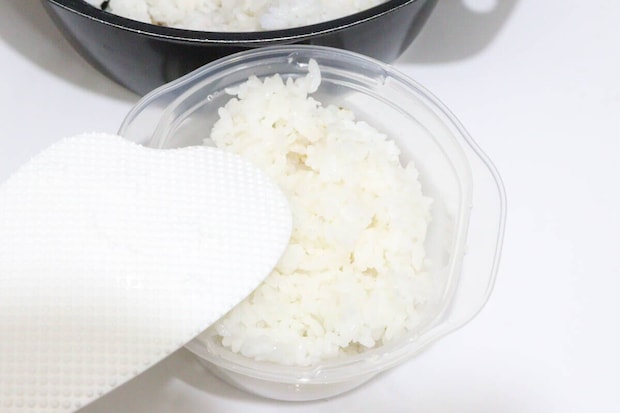 すのこ付きごはん容器　ごはんを詰める