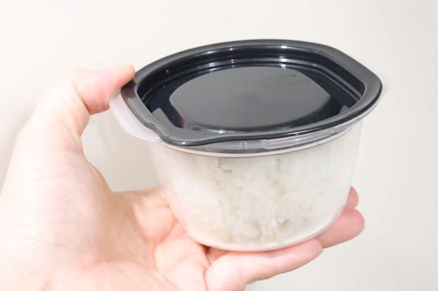 すのこ付きごはん容器　フタをする