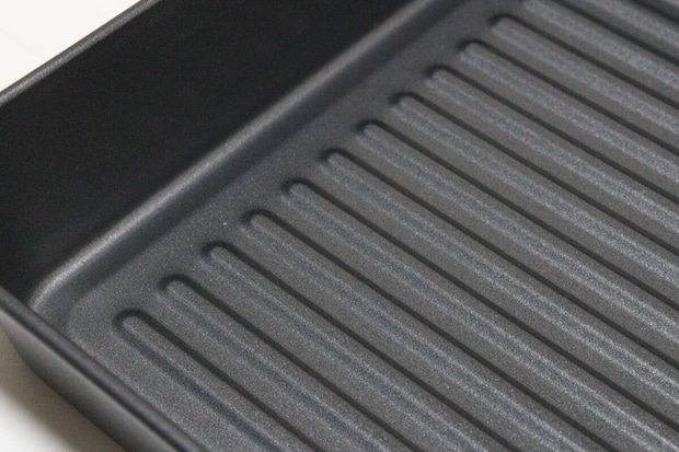 ダイソーのオーブントレーは表面がフッ素樹脂加工されていて焦げ付きにくい