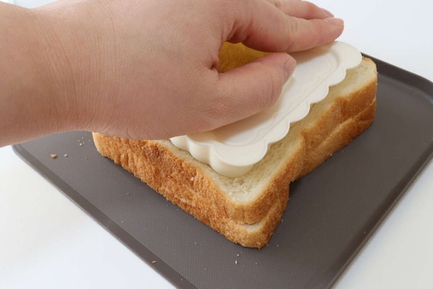 ダイソーのスタンプ付きサンドイッチメーカーCNの使用例