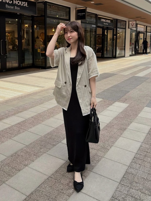 2026春大人女性おすすめ黒キャミワンピジャケットコーデ