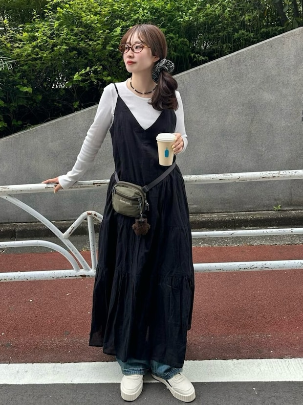 2026春大人女性おすすめ黒キャミワンピデニムレイヤードコーデ