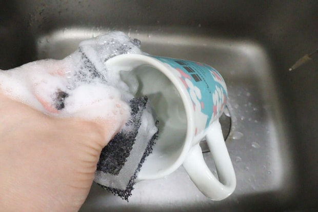 ダイソーのオールウレタン3層スポンジで洗い物をする