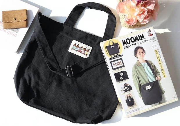 MOOMINの2WAY BIGショルダーバッグと雑誌の表紙の集合写真