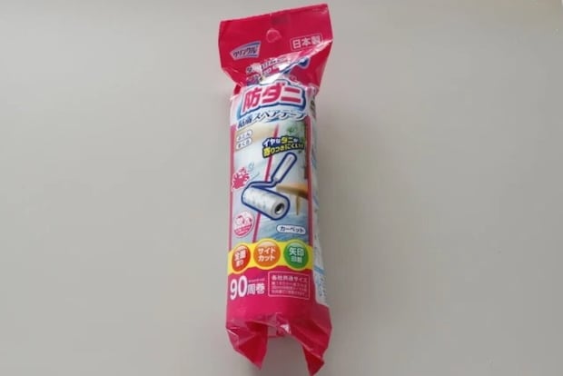 ダイソーの粘着スペアテープ 90周 防ダニのパッケージ