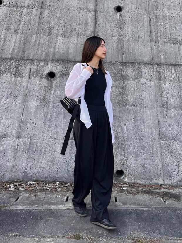 2026春大人女性おすすめ黒タックイージーワイドパンツコーデ