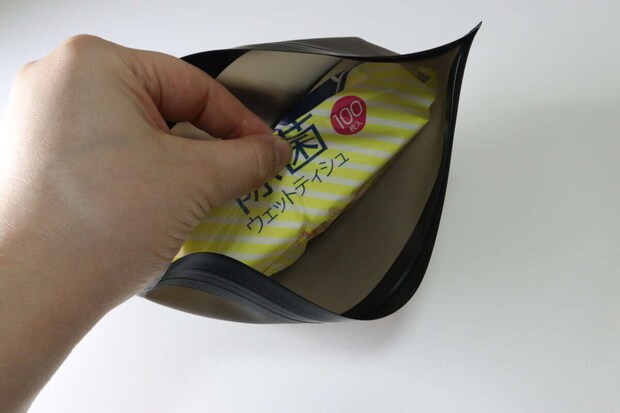 セリア　フタ付ウェットシートケース ブラック M　収納例