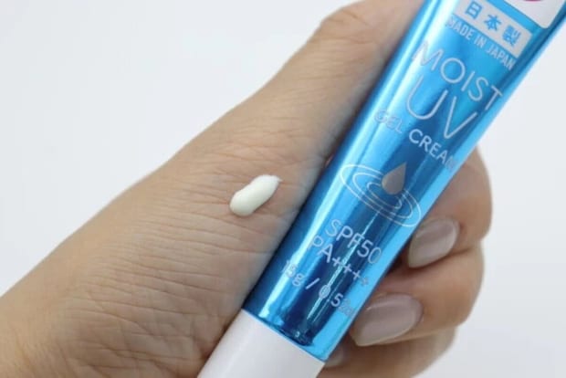 日焼け止めジェル モイスト Dを肌に塗っている様子