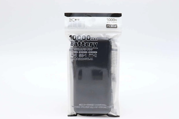 ダイソーの10000mAh パワーバンク 黒のパッケージ
