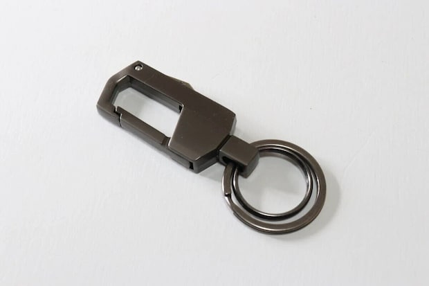 ダイソーのフックキーホルダー メタリック