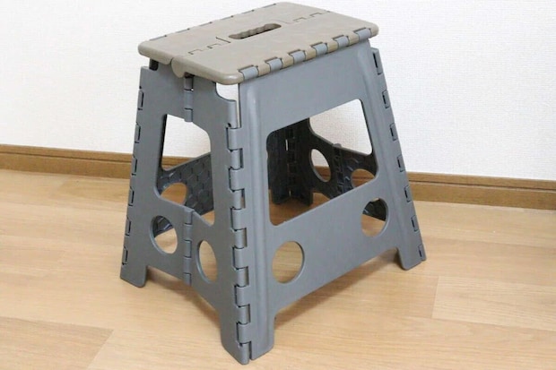 ダイソーの折りたたみイス 38cm×32cm×39cm