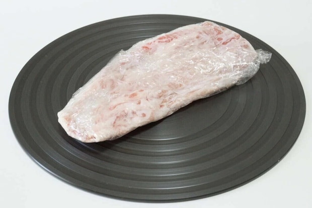 ダイソーの解凍プレートに肉をのせた状態