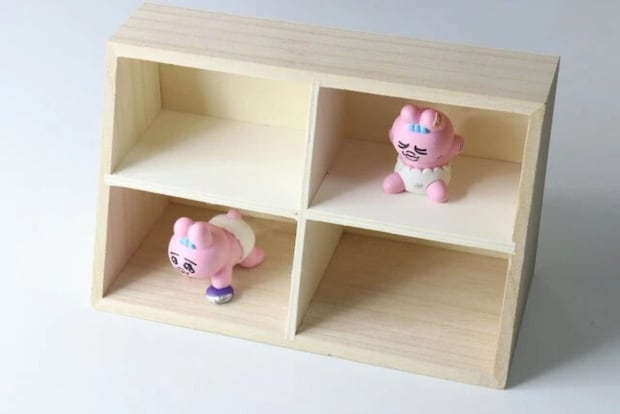 ダイソーのインテリア仕切り収納ボックスにおぱんちゅうさぎのフィギュアをディスプレイした状態