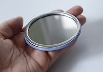 100均で理想形見つけた！「小さいのに映りもキレイ！」缶バッジみたいな身だしなみグッズ