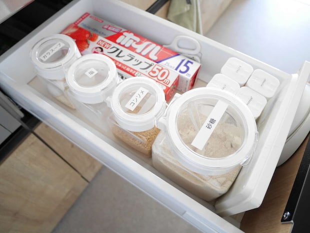 キッチンの引き出しに収納された詰め替え容器の調味料