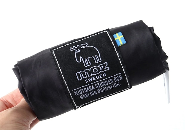moz Swedenの黒いエコバッグが手のひらサイズに折りたたまれた状態