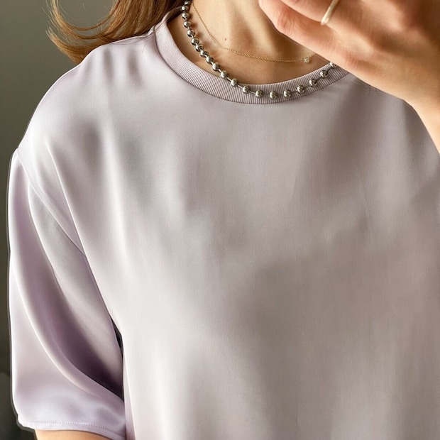 ユニクロ　サテンオーバーサイズショートブラウス　Tシャツ素材の襟ぐりアップ