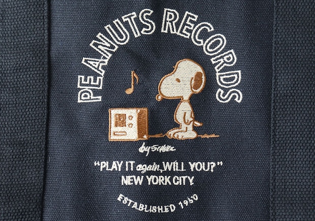 バッグのフロントに施されたスヌーピーとPEANUTS RECORDSの立体刺繍アップ