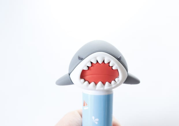 即カゴ行き！「重いけどあえて欲しい」デスクで目が合うと癒やされる100円文具
