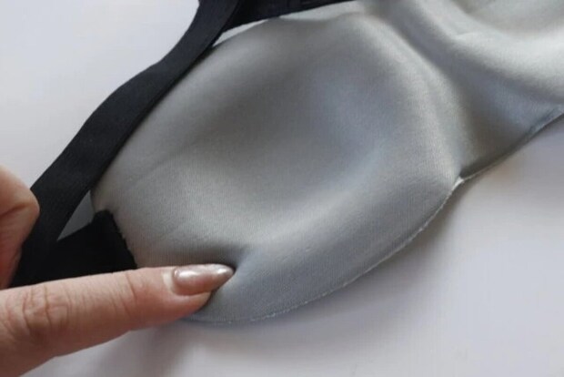 ダイソーの立体型クッションアイマスクは肉厚でやわらかい