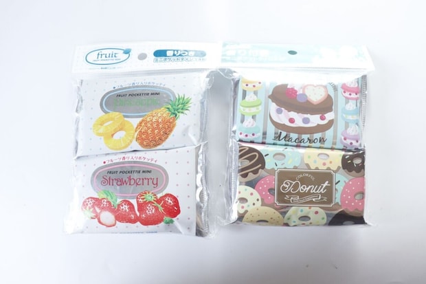 ダイソーの香りつきミニポケットティッシュ4Pとプリント入香り付きミニポケットティッシュ4Pのパッケージ