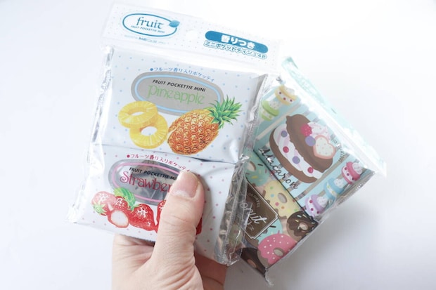 ダイソーの香りつきミニポケットティッシュ4Pとリント入香り付きミニポケットティッシュ4Pのビジュアル