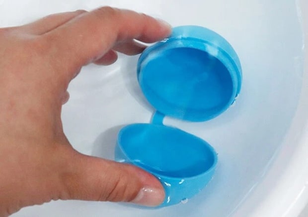 ダイソーのくり返しつかえる水風船に水を入れる様子