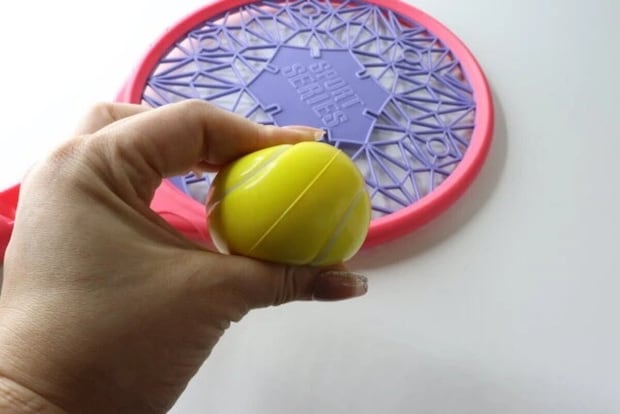 ダイソーのテニス玩具のボールはスポンジのように柔らかくて軽い