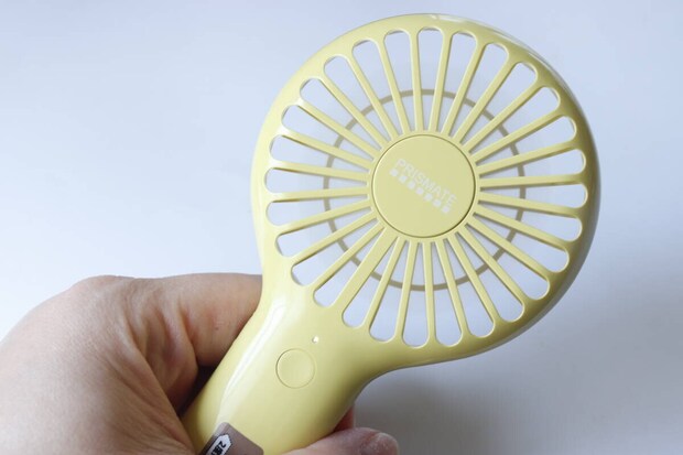 ダイソー　充電式スリムハンディファン カラビナ＆スタンド付　使用例