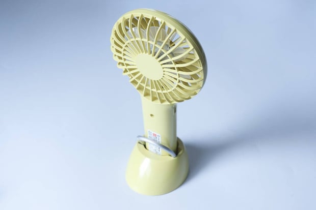 ダイソー　充電式スリムハンディファン カラビナ＆スタンド付　スタンド