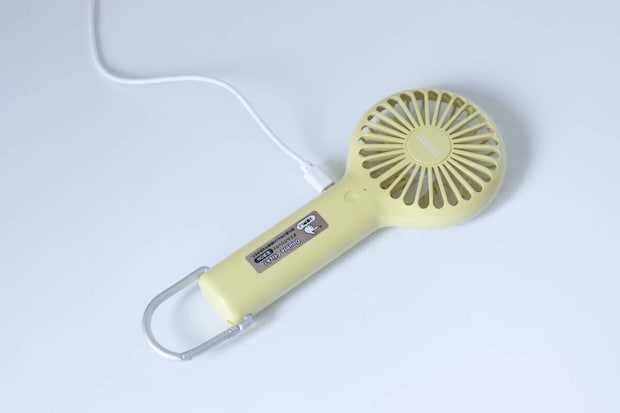 ダイソー　充電式スリムハンディファン カラビナ＆スタンド付　充電