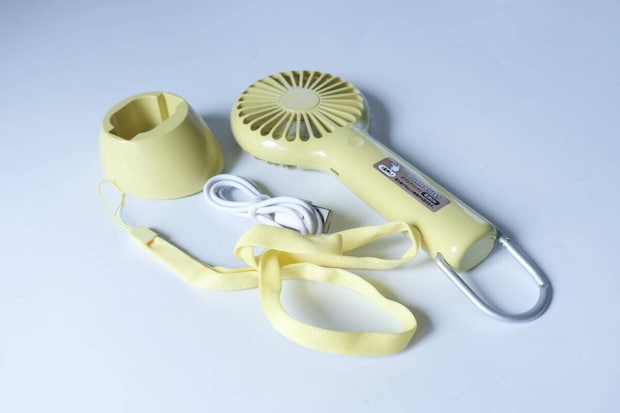 ダイソー　充電式スリムハンディファン カラビナ＆スタンド付　セット内容