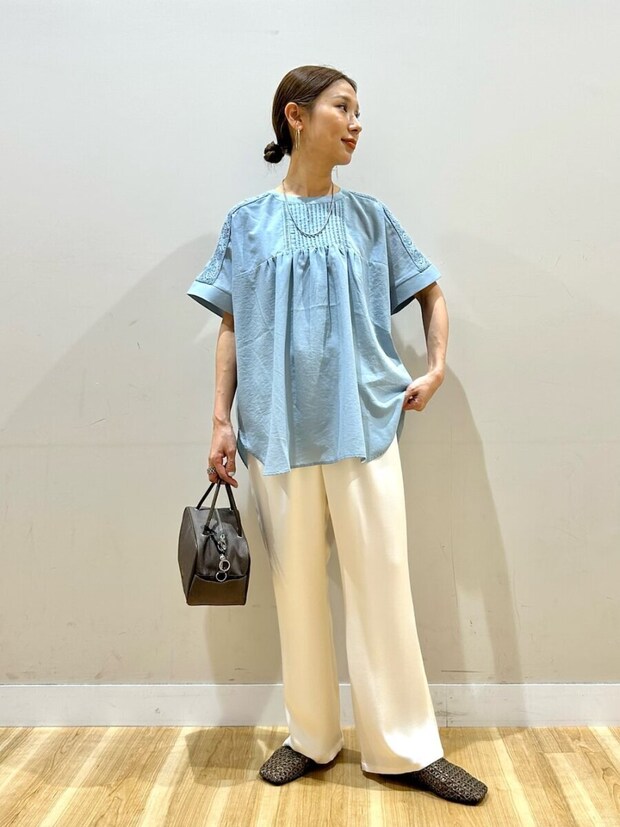 爽やかカジュアルコーデ 2026春大人女性おすすめブラウス爽やかカジュアルコーデ
