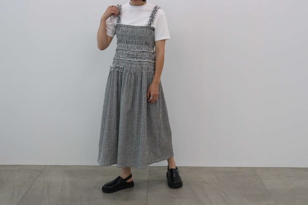 シャーリングワンピースとTシャツのレイヤードコーデ ユニクロ コラボ セシリー ワンピース 着用図