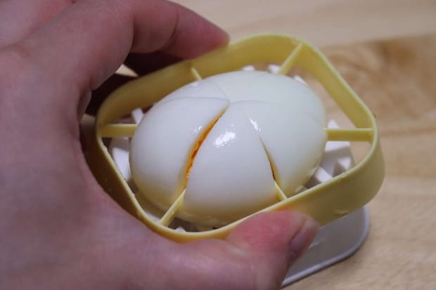 2WAYエッグカッター くし切り使用中 2WAYエッグカッター くし切り使用中
