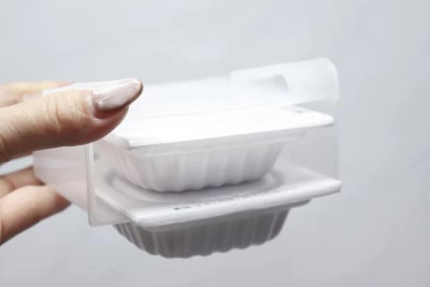 ダイソーの納豆パックがピッタリ入る冷蔵庫収納ホルダーは納豆が2パック入る