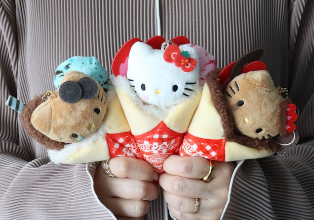 全3種類のマリオンクレープ×HELLO KITTYぬいぐるみチャームを両手で持つ様子
