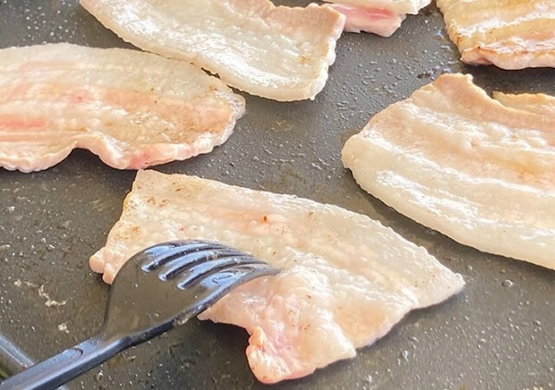 ダイソーの調理にも使えるフォークで肉を焼く様子