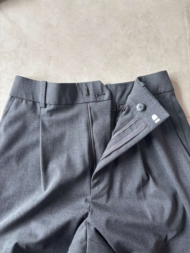 ユニクロ　タックワイドパンツ　ウエストボタンディテール