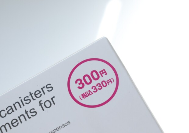 100均の300円収納が優秀すぎ！「取り外せてお手入れ楽ちん！」ピタッと貼り付く便利トレー