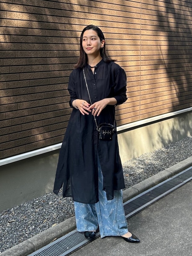 黒シアーワンピースコーデ 2026初夏大人女性おすすめワイドデニム黒シアーワンピースコーデ