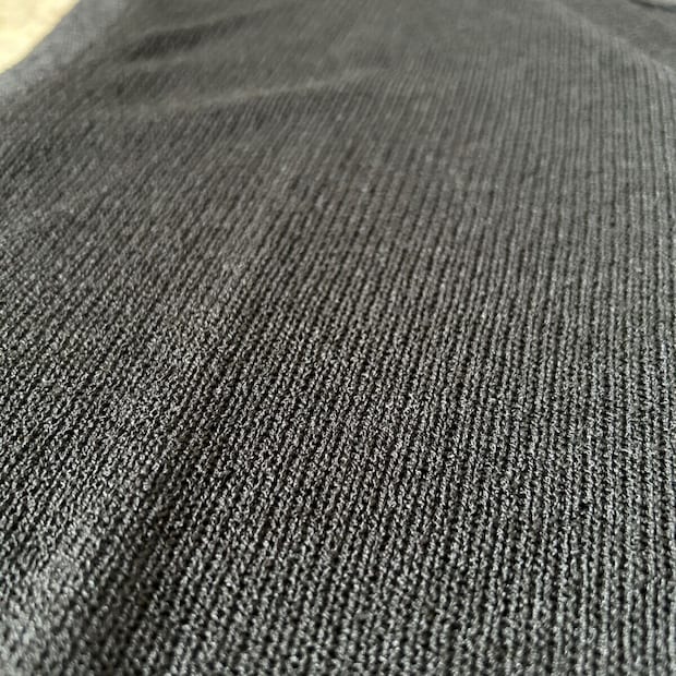 GU　ループヤーンVネックT　生地感アップ