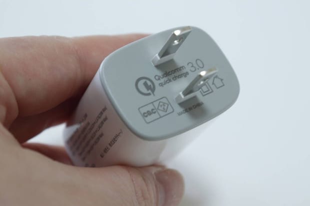 ダイソーの超速USB充電器 PD+Quick Charge 2ポート 20Wの絶縁カバー