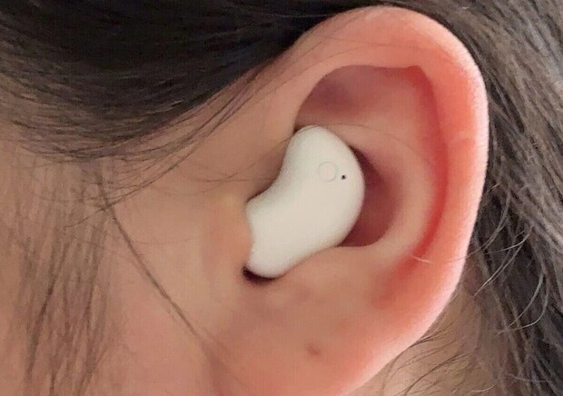 ダイソー　寝ながら完全ワイヤレスステレオイヤホン＜ホワイト＞　使用例